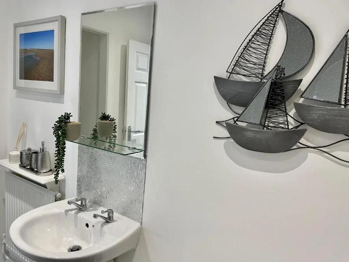 Town Centre Entire Property, Very Close to Sea & Restaurants, 2 King Size Beds