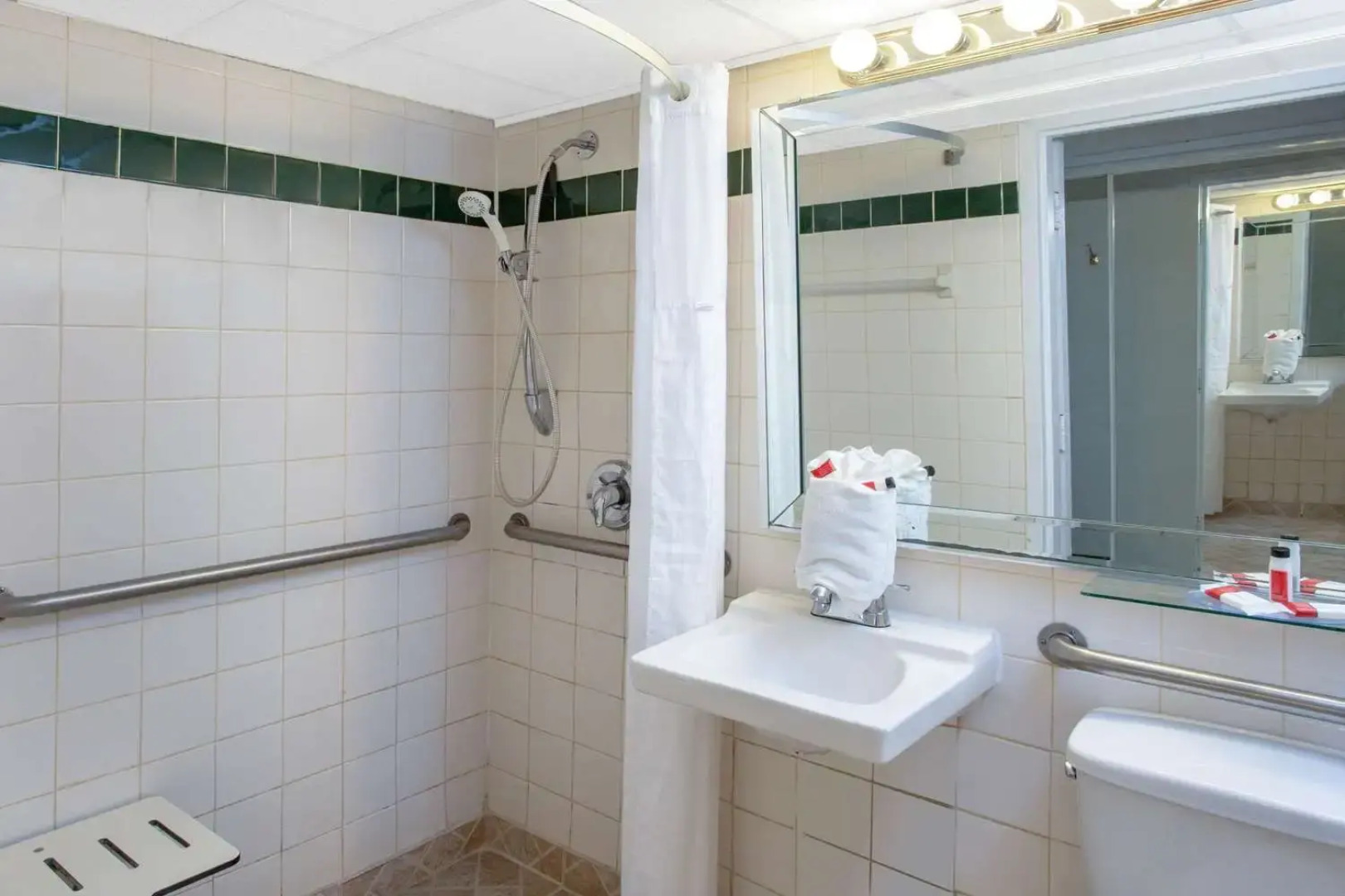 Days Hotel - Thunderbird Beach Resort