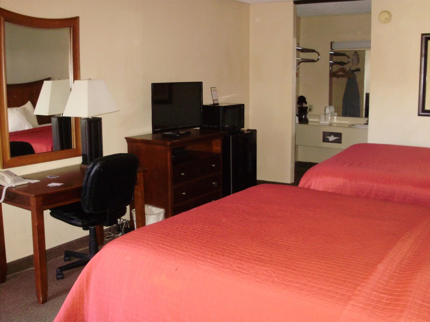 Trade Winds Central Inn