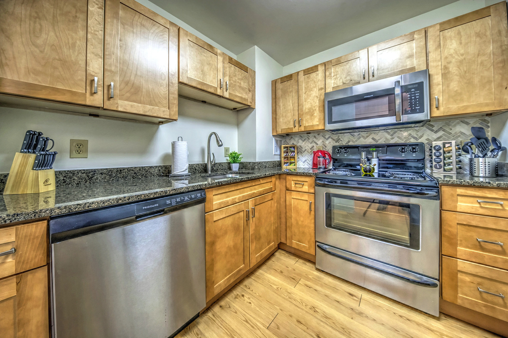 2 Bed with Work From Anywhere Office & Fast Wifi!