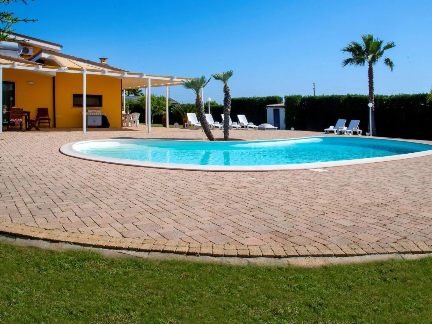 villa with private pool and air conditioning