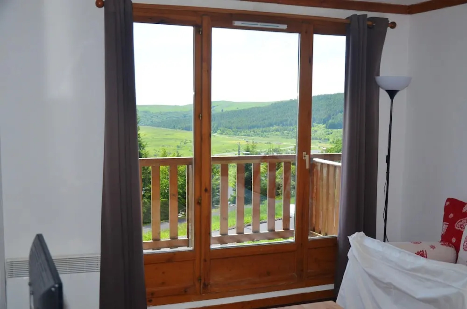 Apartment With 2 Bedrooms in Besse-et-saint-anastaise, With Wonderful Mountain View, Shared Pool and Wifi