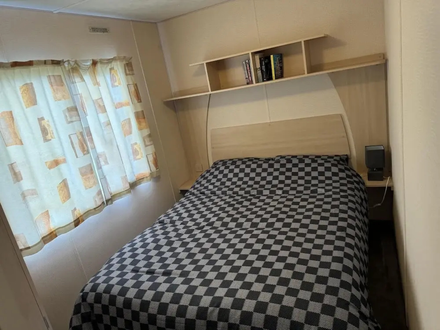 3 Bed Caravan - Sleeps 6 - Pets - Parking - Wifi