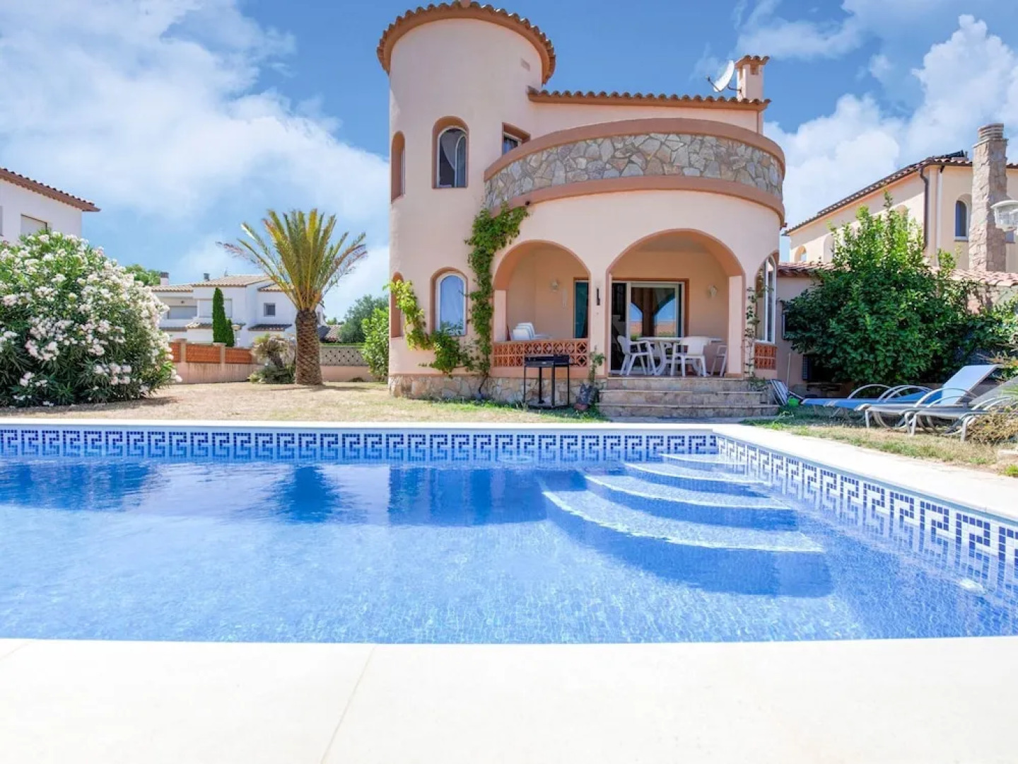 House for 4 With Private Swimming Pool, Near the Beach