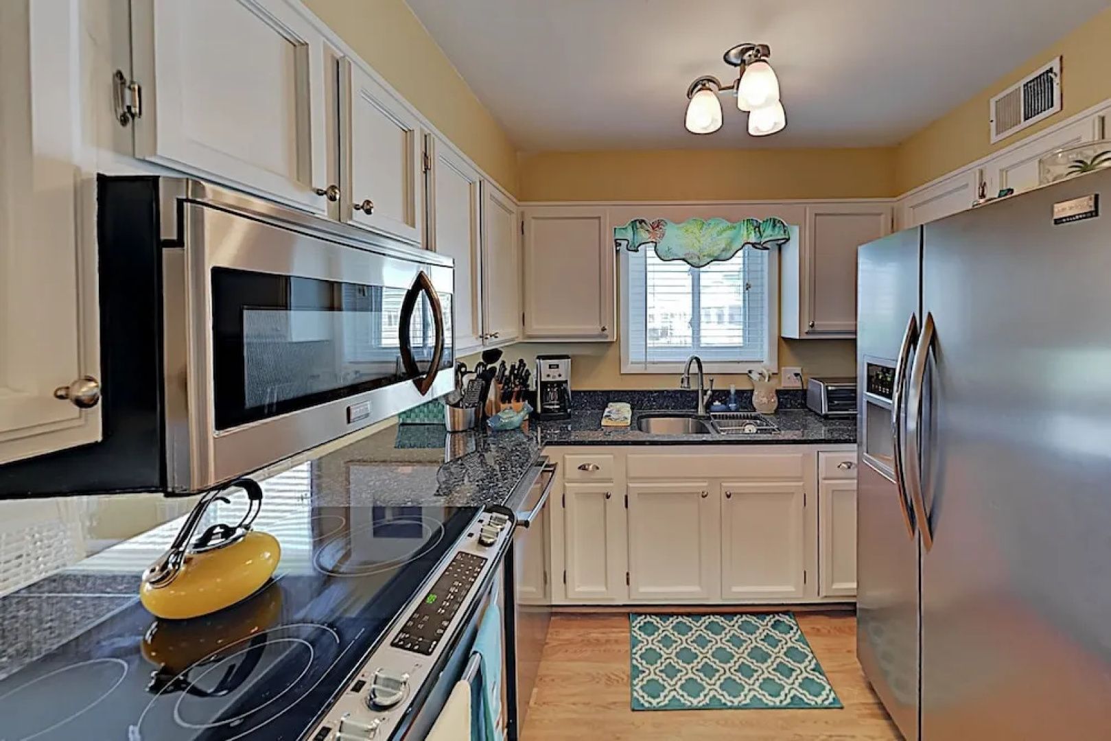 Jinks Creek Corner Unit W/ Pool, 2 Blocks To Beach 3 Bedroom Condo