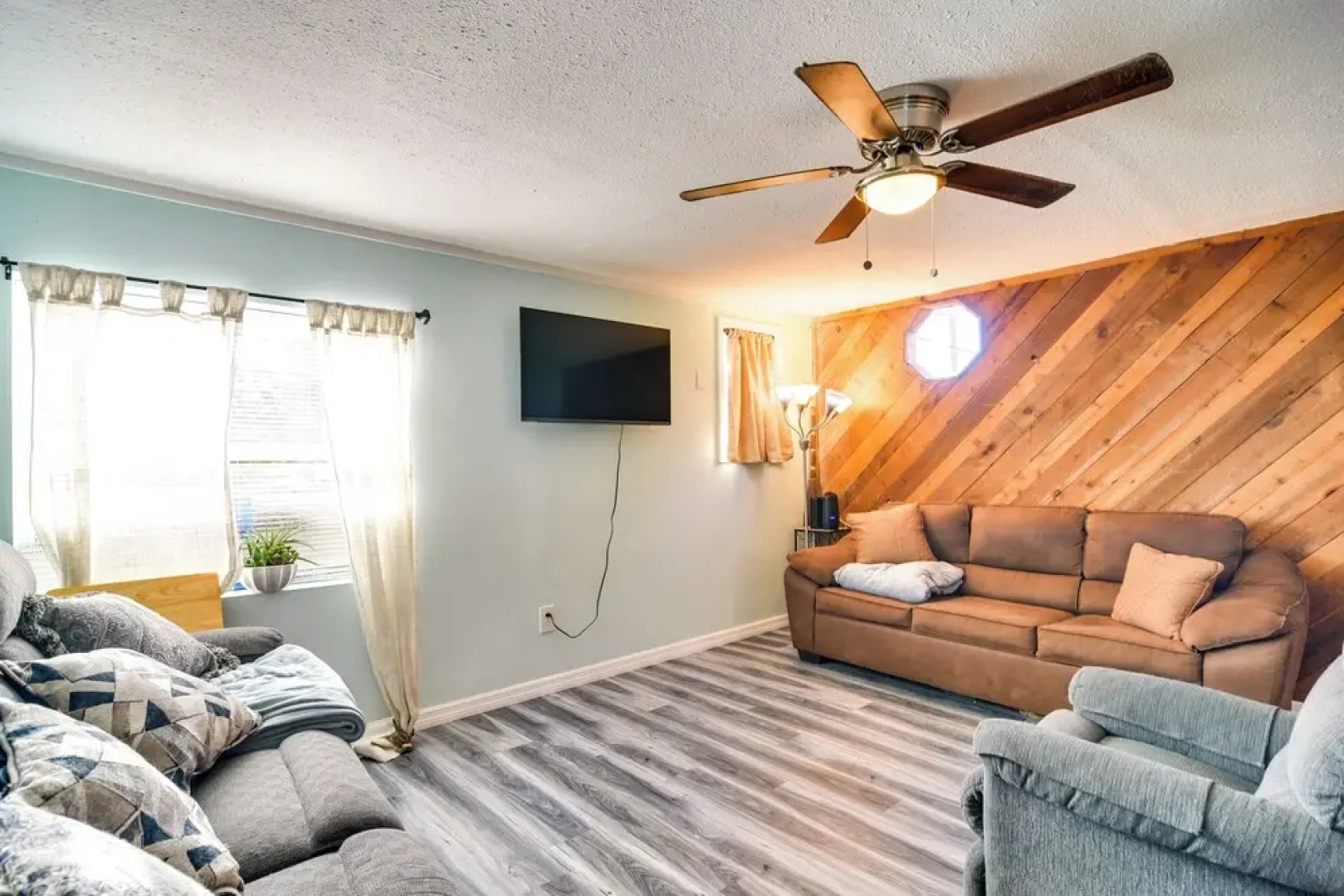 Remodeled Seminole Apt + Yard: 3 Mi to Beach!