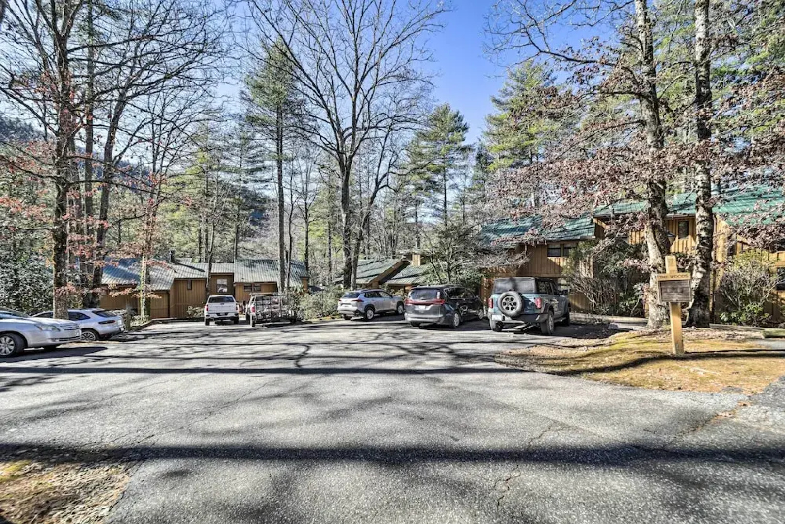 Sapphire Home w/ Grill & Pool Access