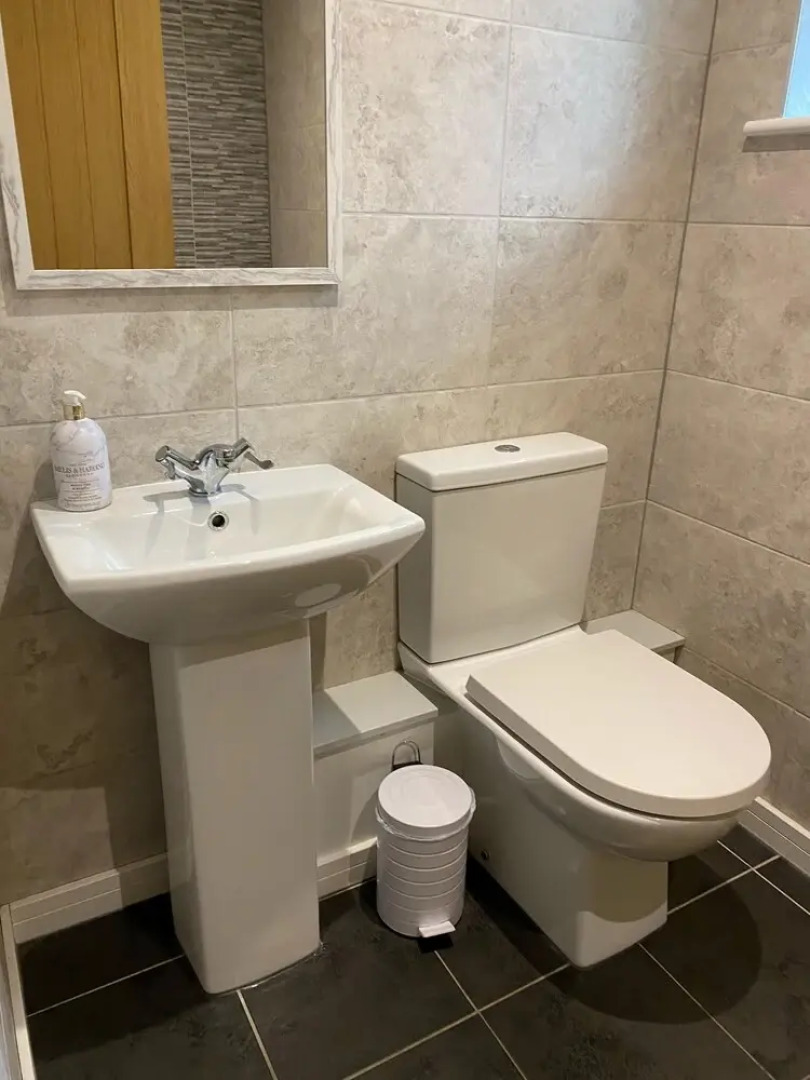 Church Road Apartment by Aldershot Short Stays