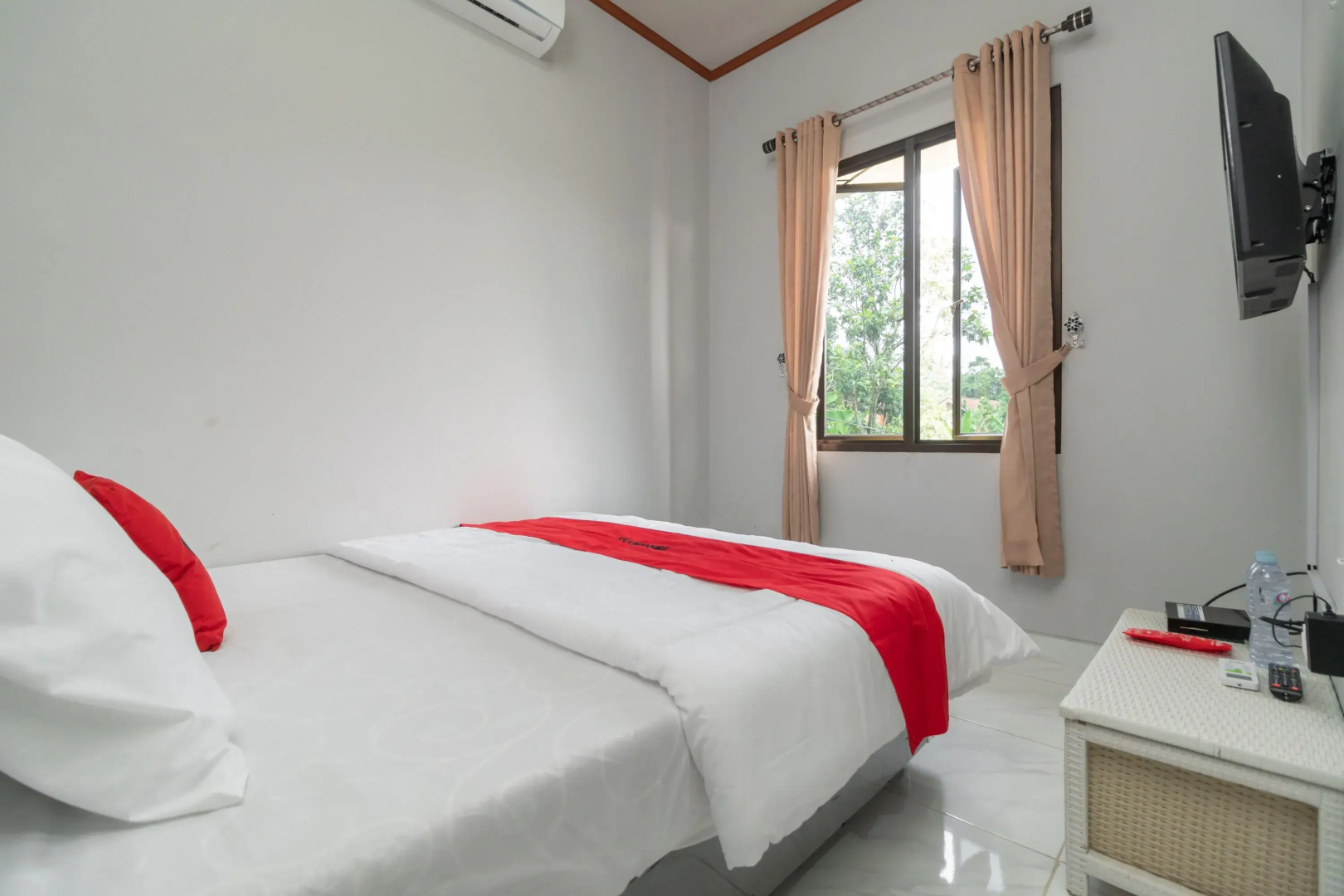 RedDoorz Plus Near Jungeland Sentul