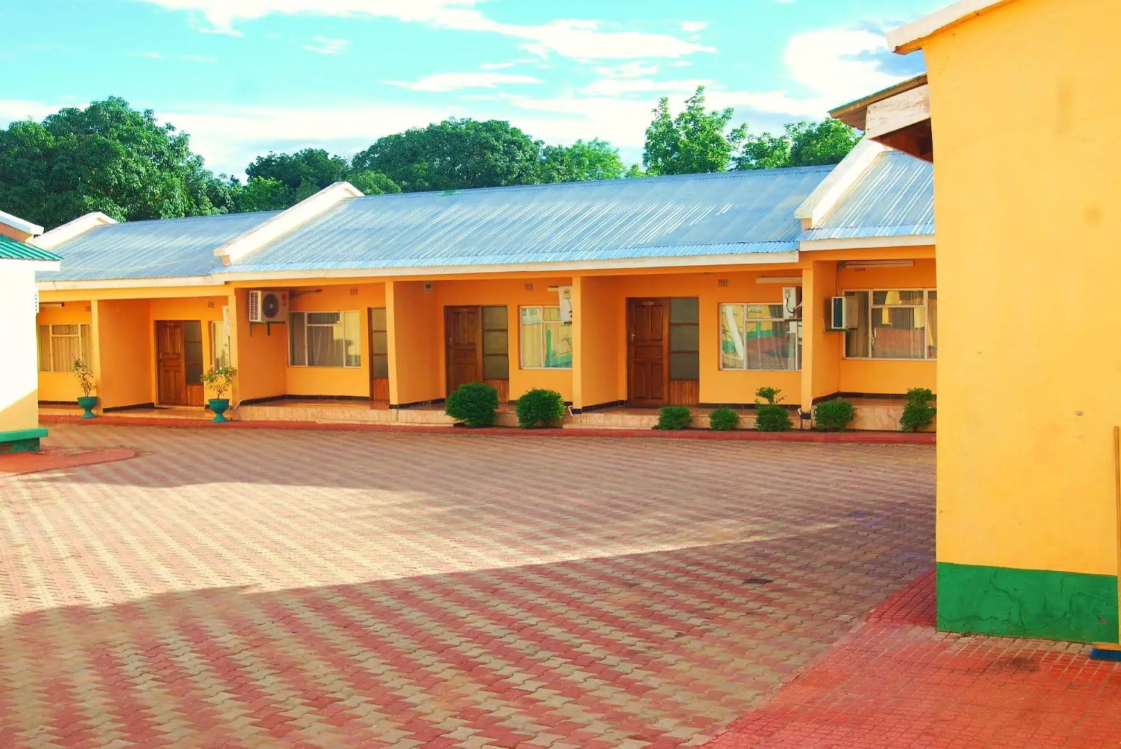 Woodlands Lodge & Tours