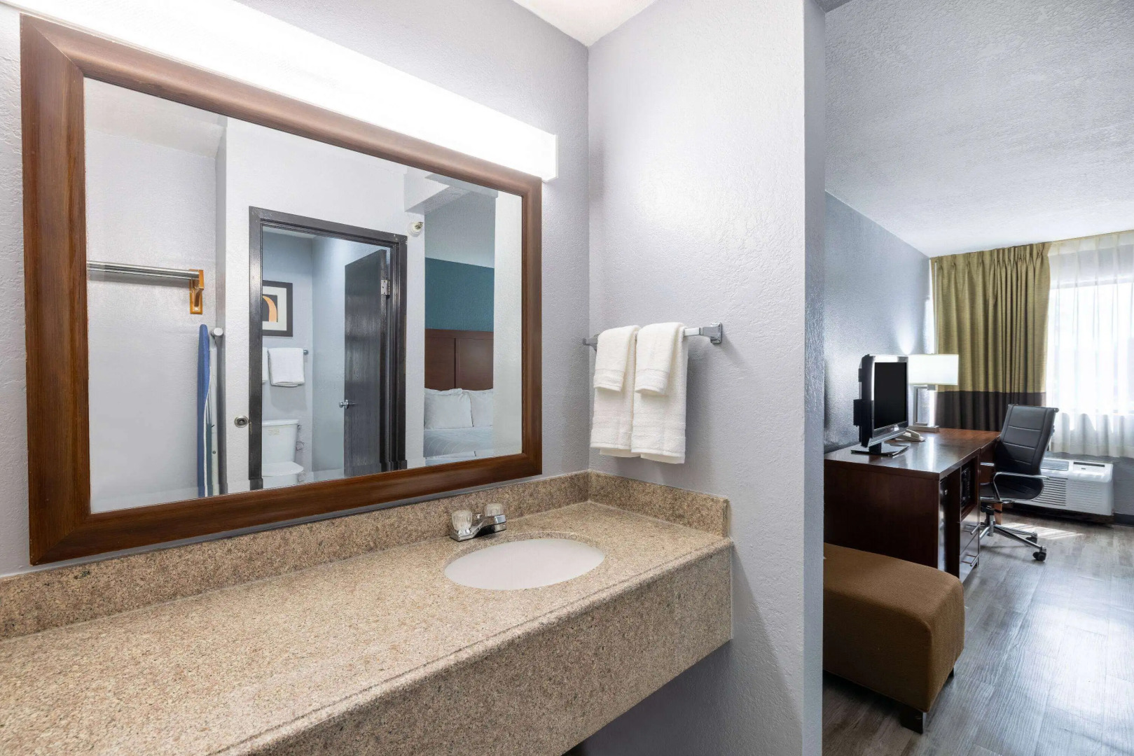 Travelodge by Wyndham Brooklyn Center