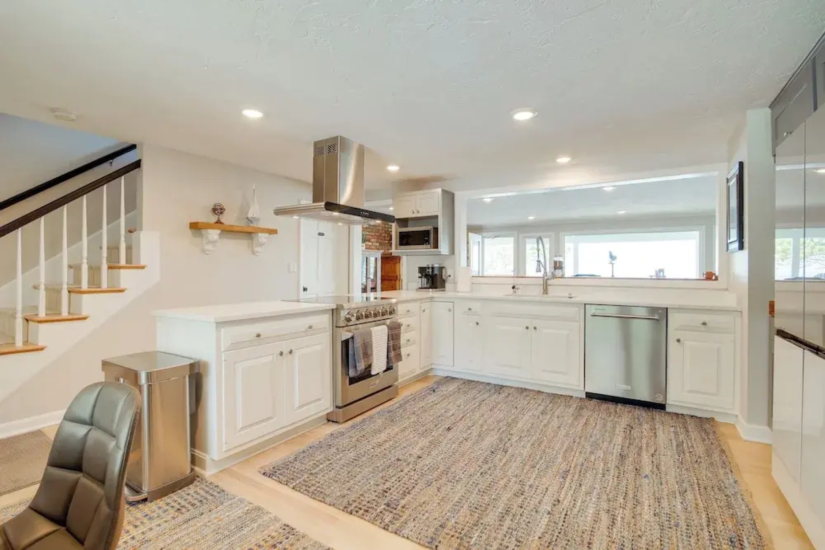 Bayfront Home w/ Deck - 4 Mi to Downtown Plymouth!