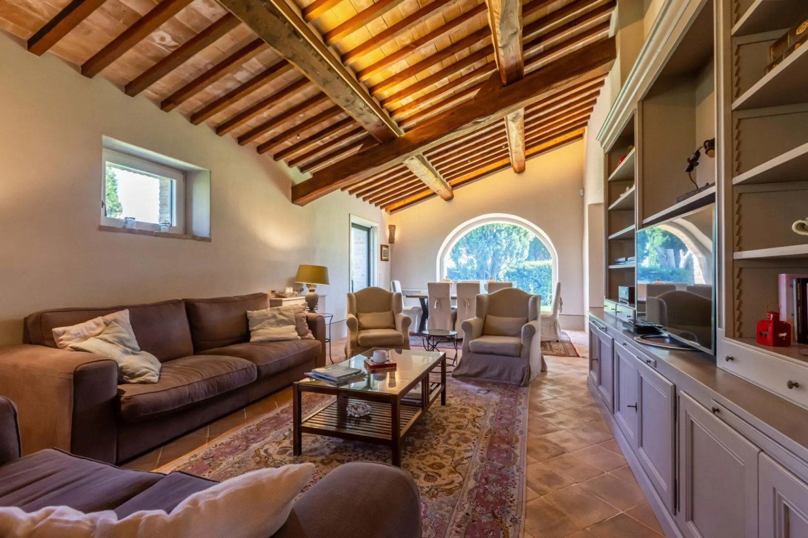 From this beautiful property, immersed in the Sienese countryside, you can enjoy sunsets with changi-Podere i Poggi