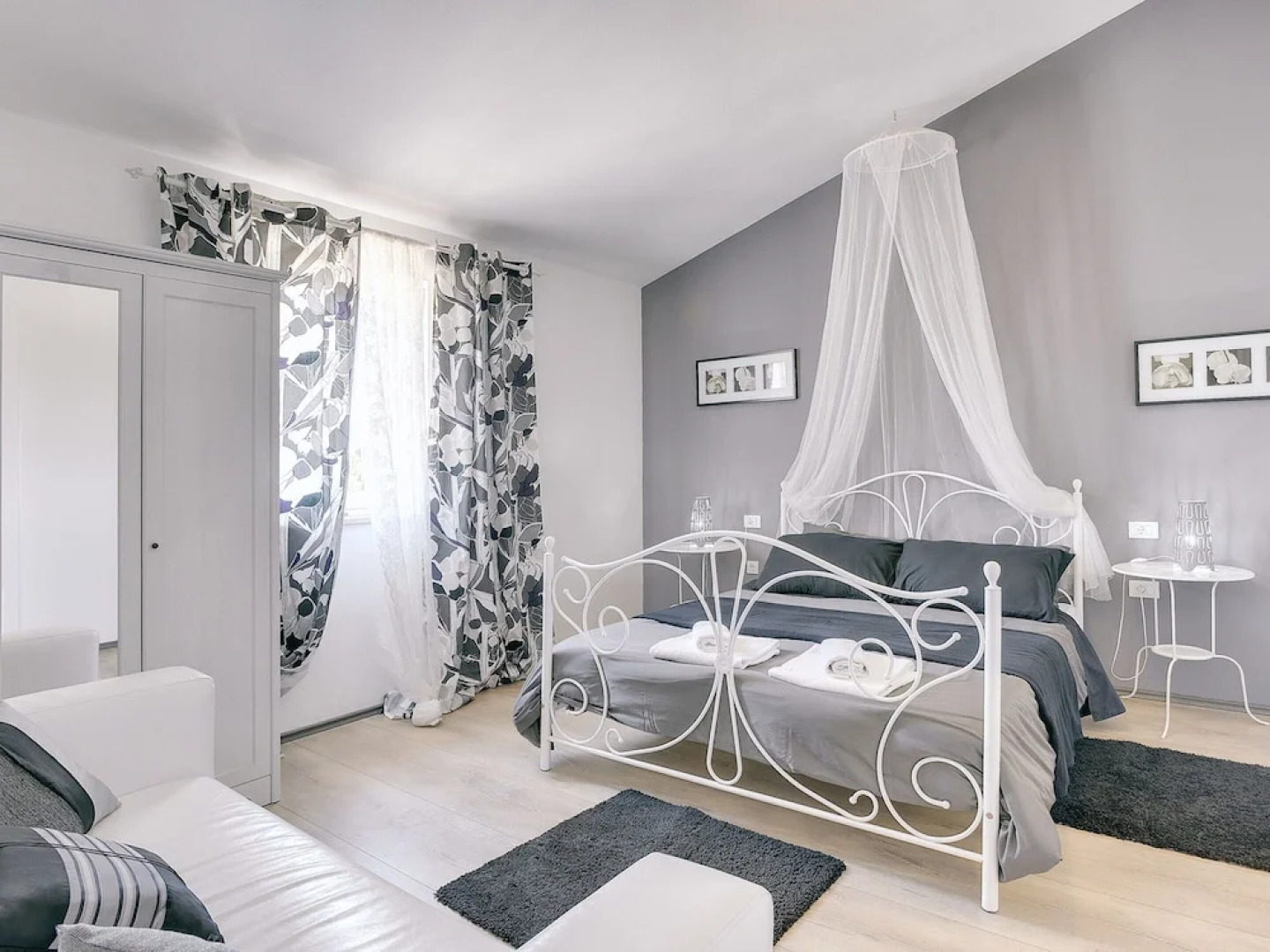 Superb Modern Villa With Pool, Large Fenced Yard Near the Beach