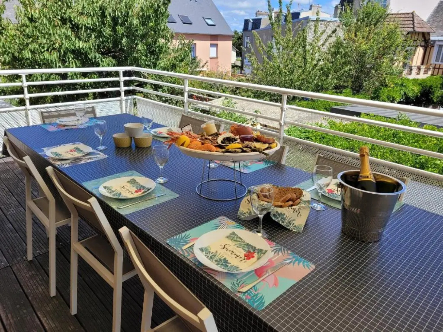 La terrasse, jacuzzi et vue mer à 100m de la plage