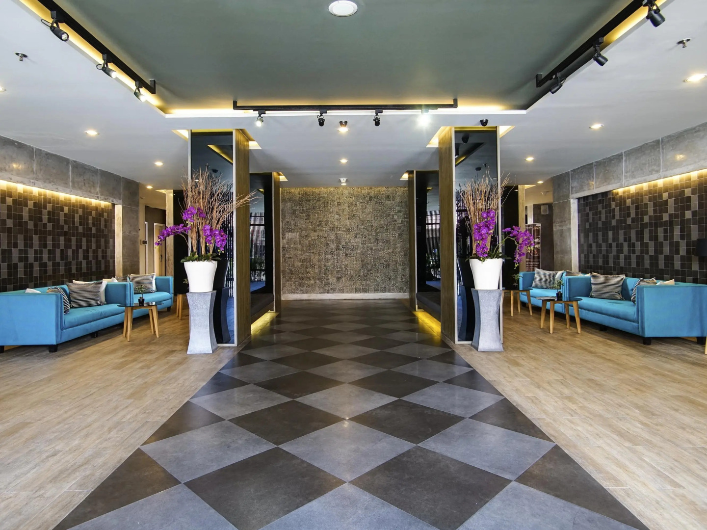 Отель Sevn Legian