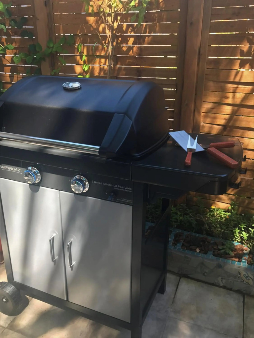 Self Catering Garden Apartment with a Private Garden and Shared Pool