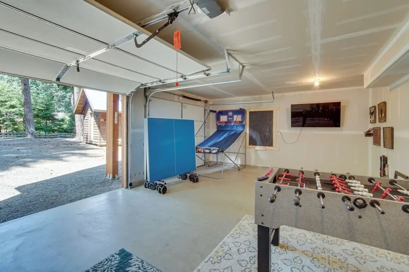 Unwind in Cle Elum: Hot Tub & Cozy Fireplace!