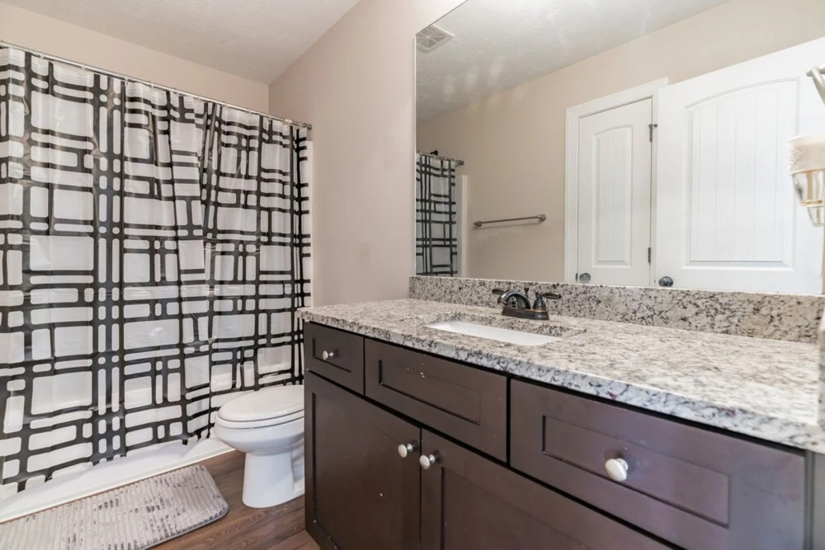 Good Vibes Only - Perfect Home In Quiet Residential Area With Work/study Space 4 Bedroom Townhouse by Redawning