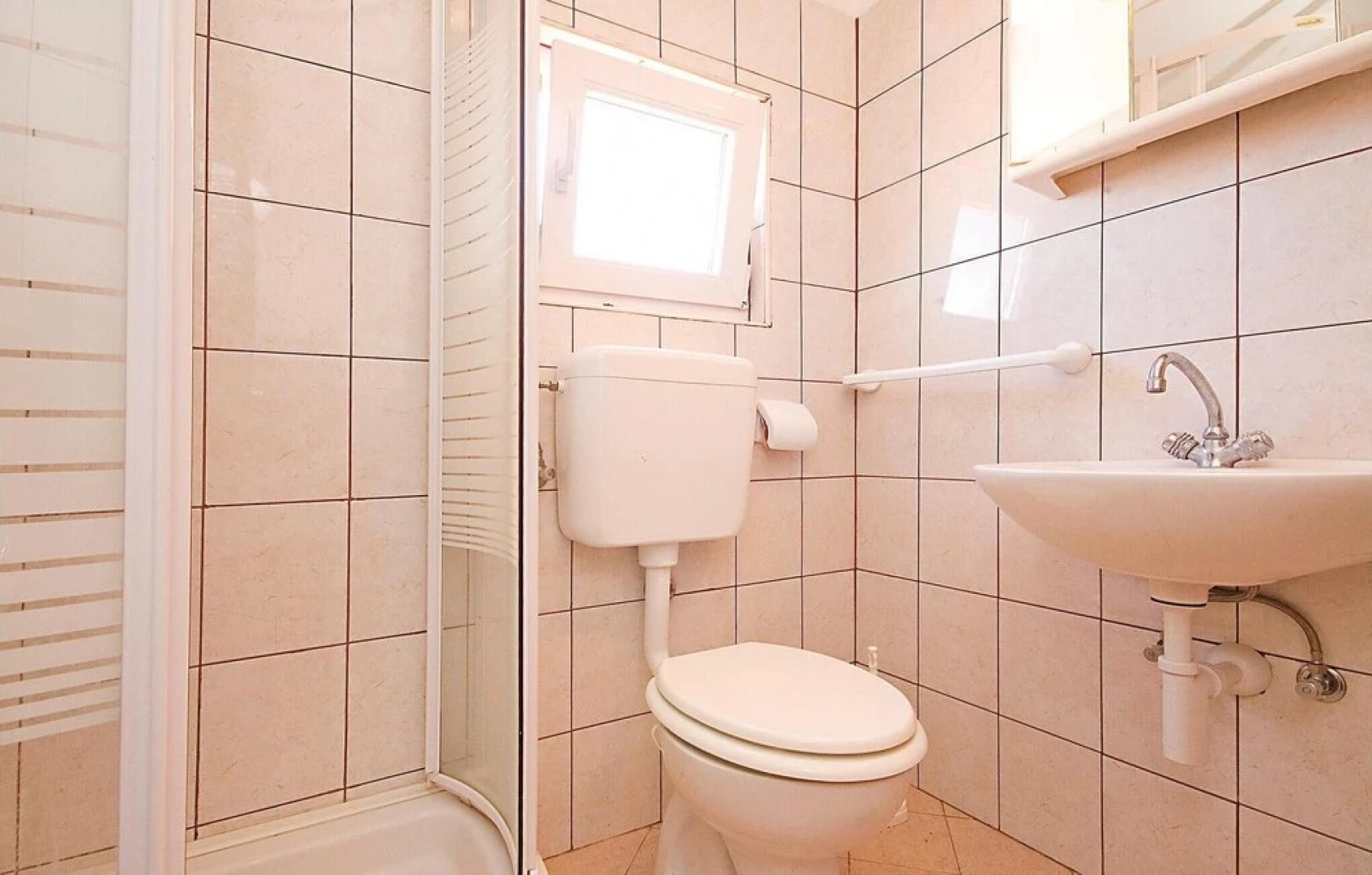 Beautiful Home in Banj With Wifi and 5 Bedrooms