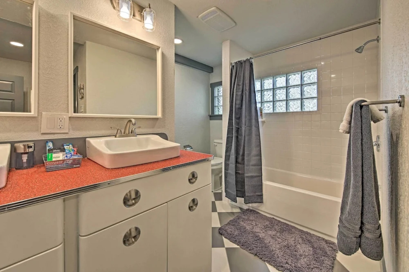 Retro Updated Blanco Abode - Steps to Main Street!