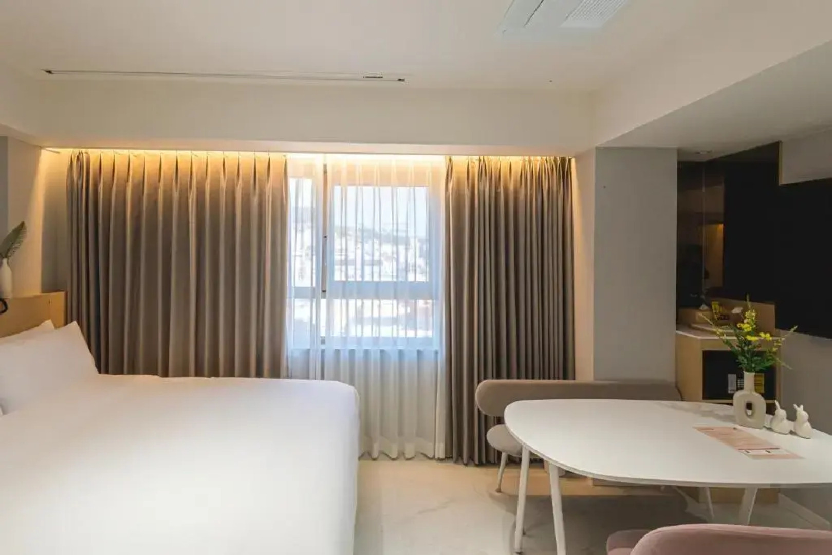 Asherah Villard Aqua Business Hotel