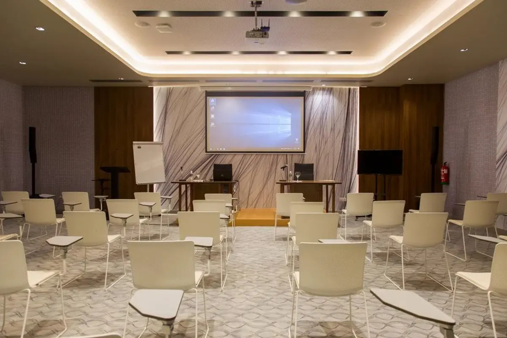 Gran Muthu Almirante Beach