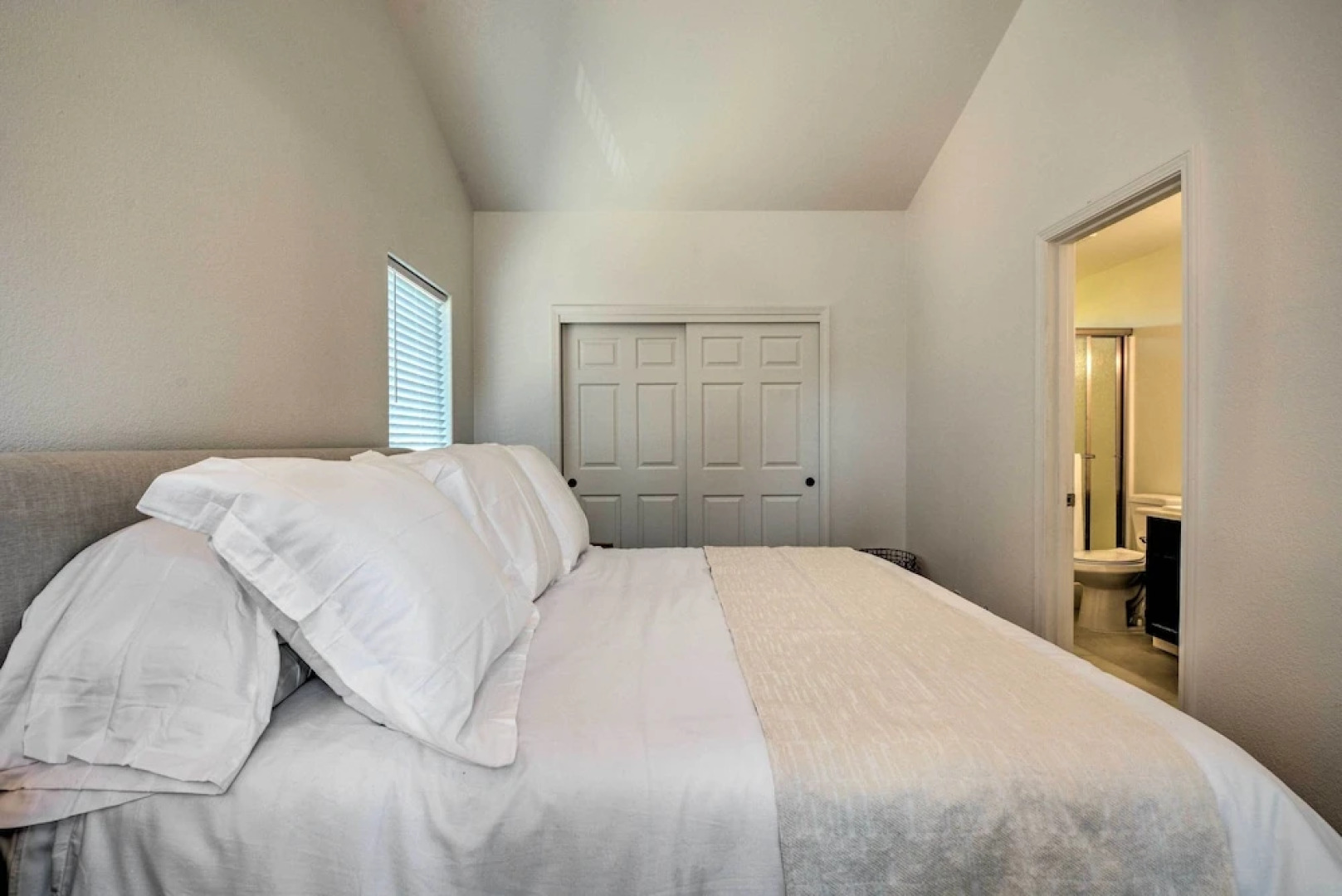 Close to Parks & Brews: Sunny Grants Pass Apt!