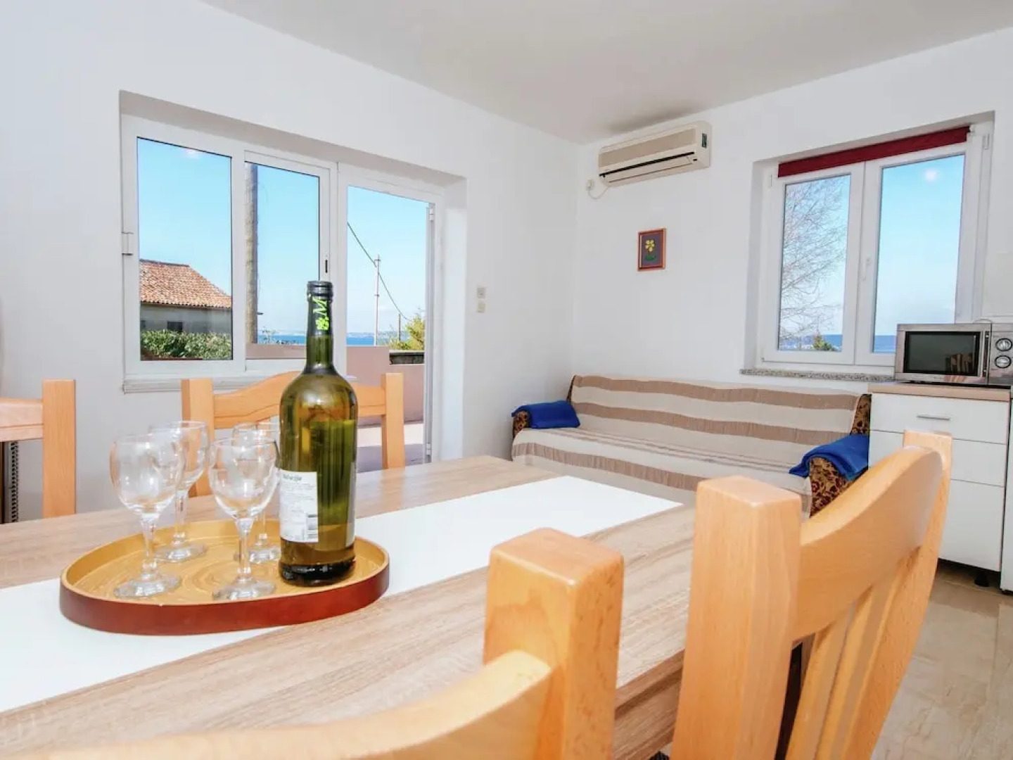 Spacious Apartment with Terrace in Banj