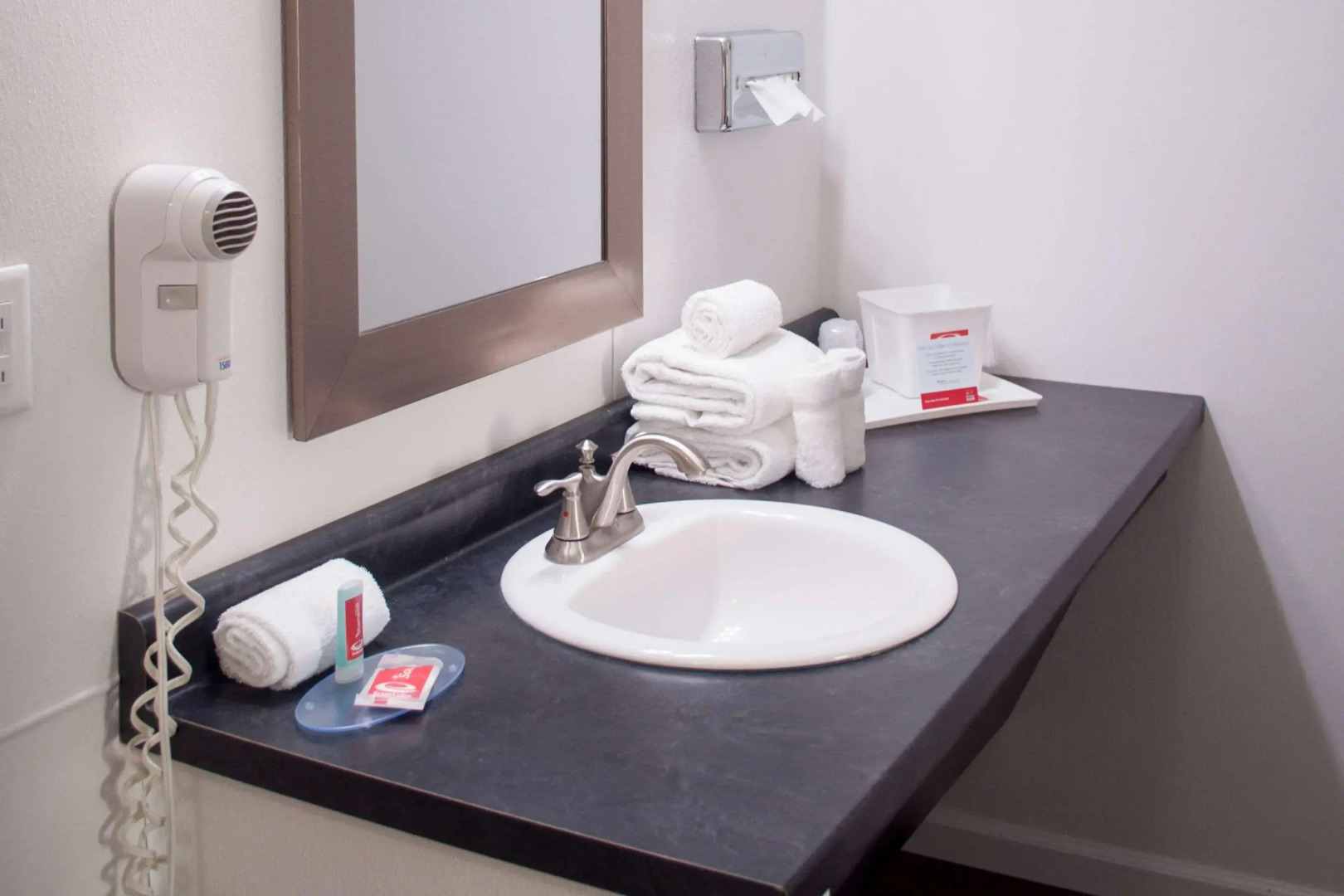 Econo Lodge Inn & Suites Sandusky South