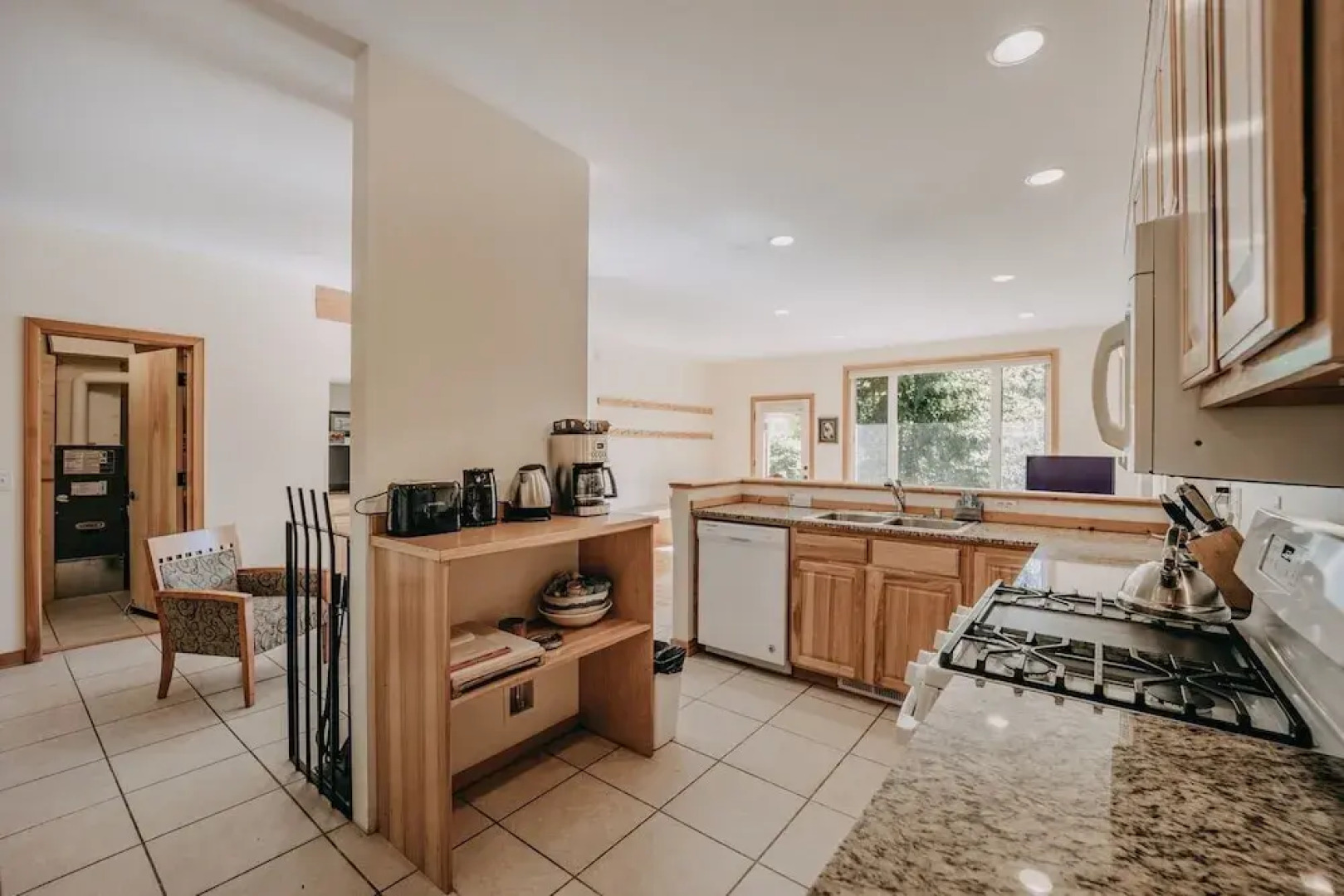 70mbr- Hot Tub - Bbq - Wi-fi - Pets Ok - Sleeps 8 3 Bedroom Home by RedAwning