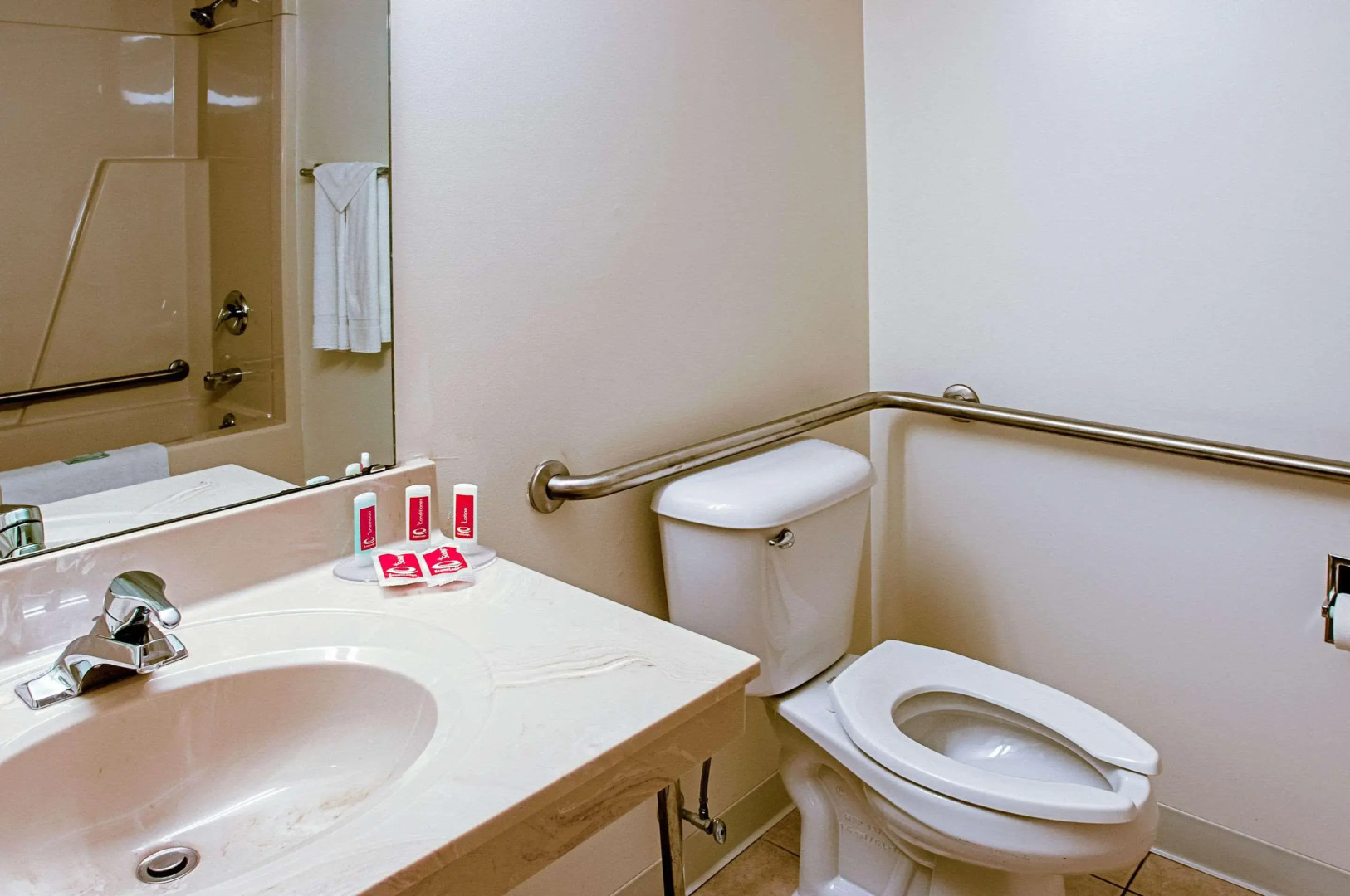 Econo Lodge on the Bay