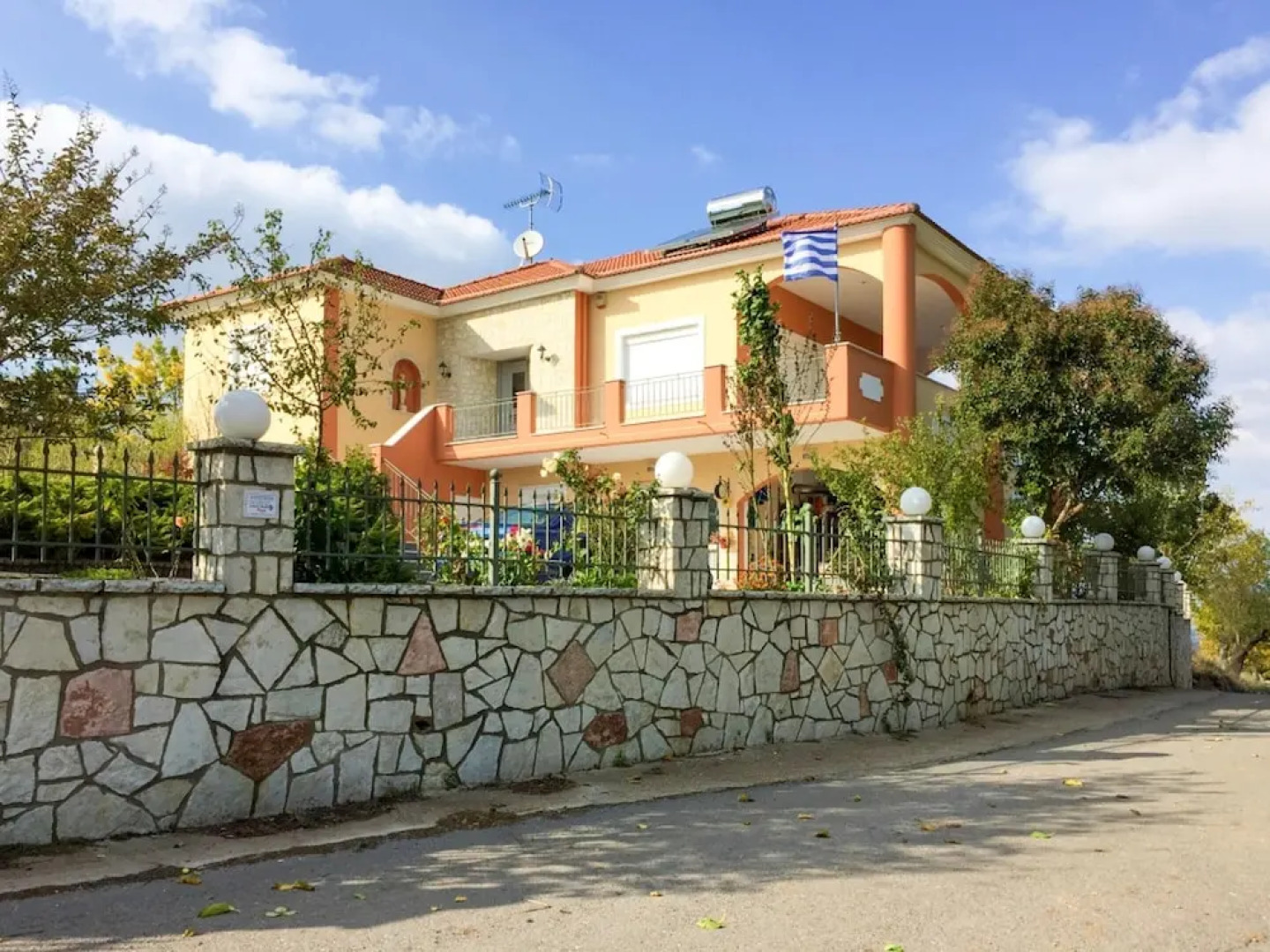 House With 2 Bedrooms in Manthirea, With Wonderful Lake View and Enclo