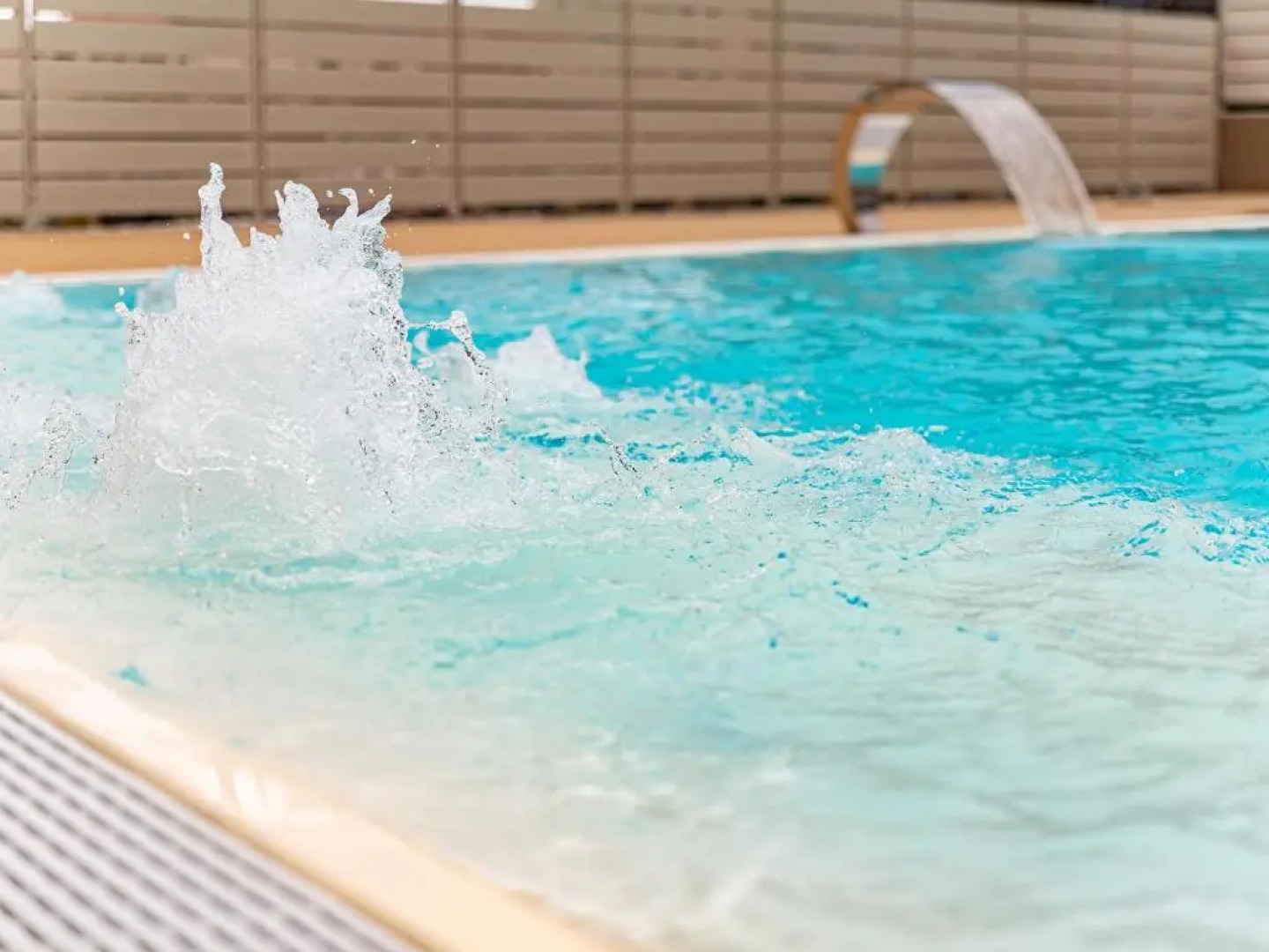 Leonardo - swimming pool and wide patio with barbecue