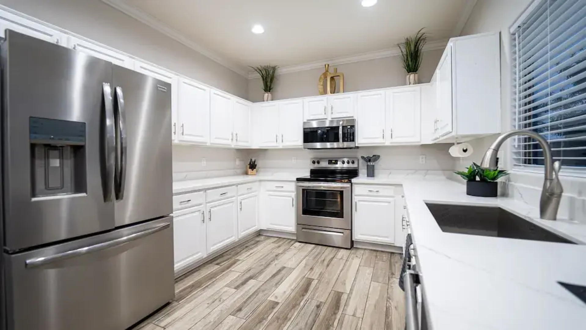 Desert Queen 4 Bedroom Home by RedAwning