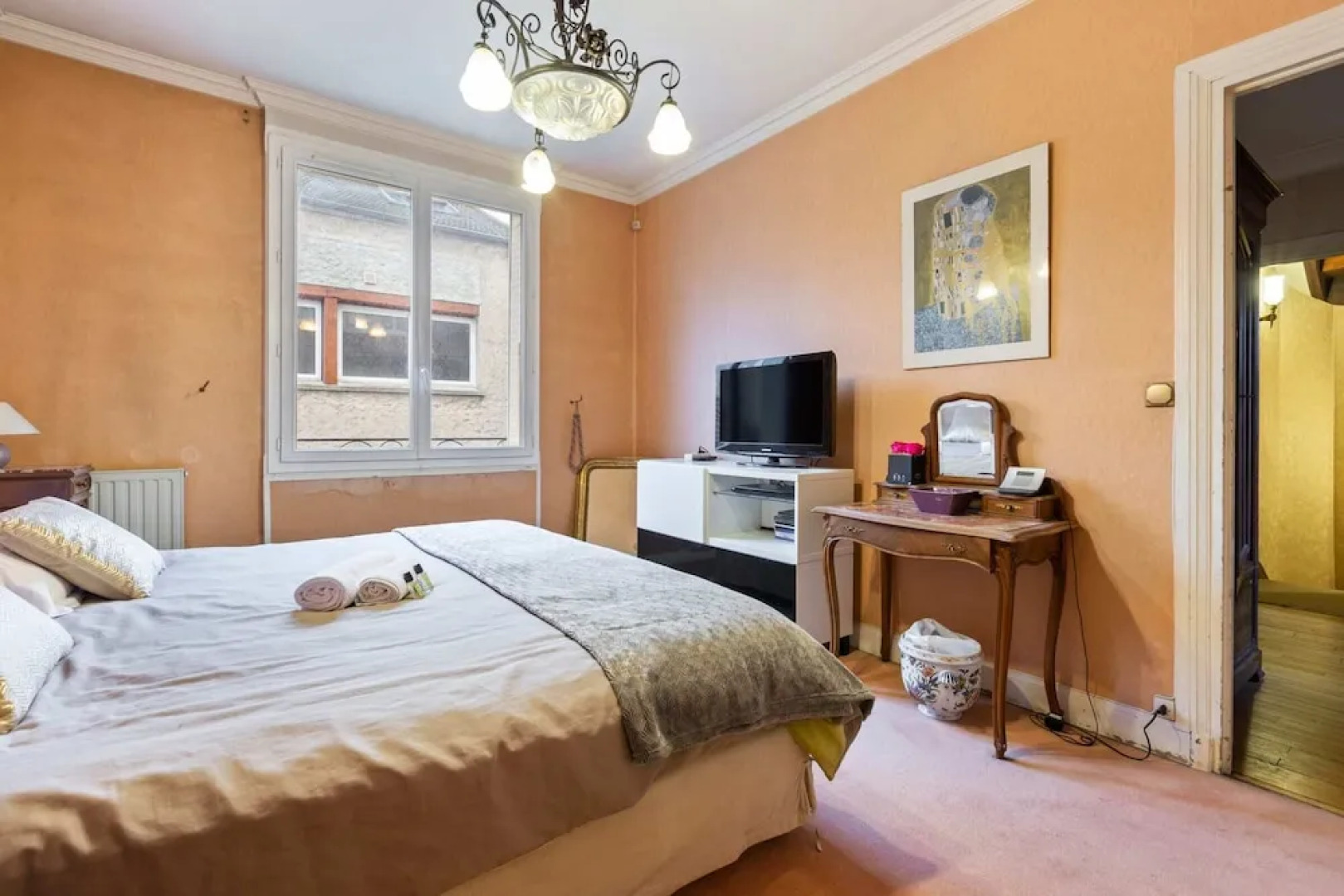 Red and Rustic Home Near Bois de Vincennes for 7 pax