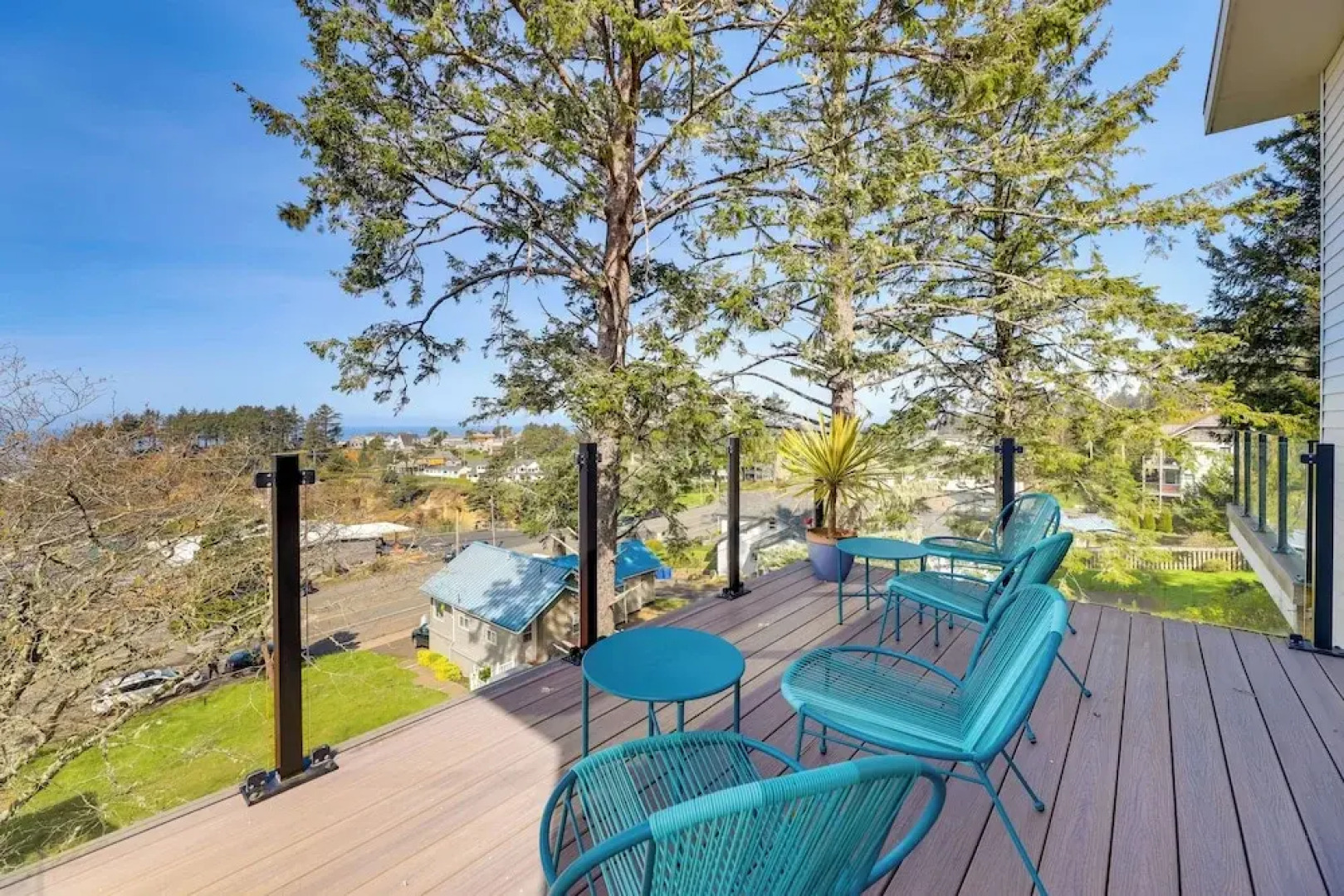 Scenic Depoe Bay Townhome w/ Deck < 1 Mi to Parks!