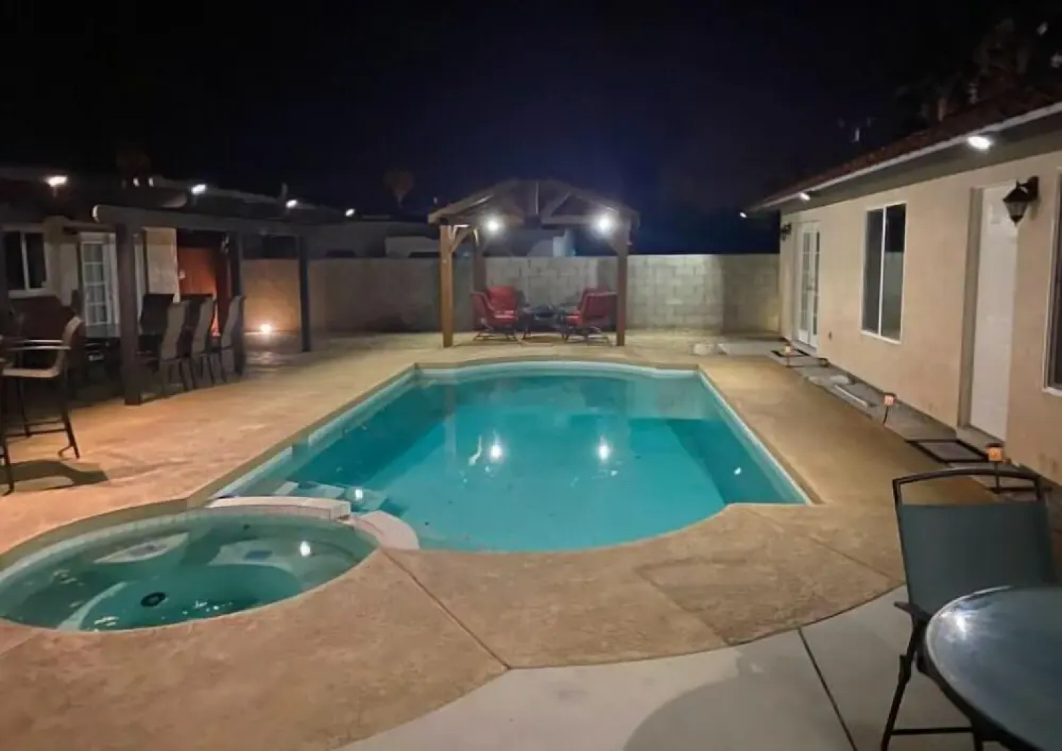 Desert Oasis Getaway 5 Bedroom Home by Redawning