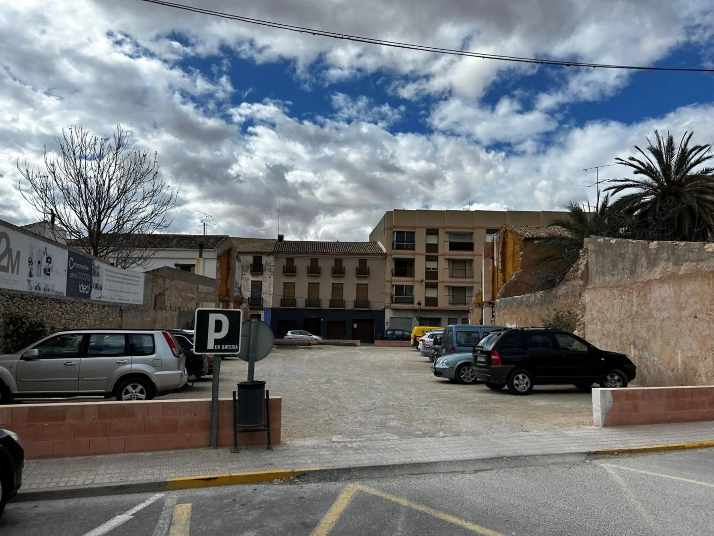 Self Catering Garden Apartment with a Private Garden and Shared Pool