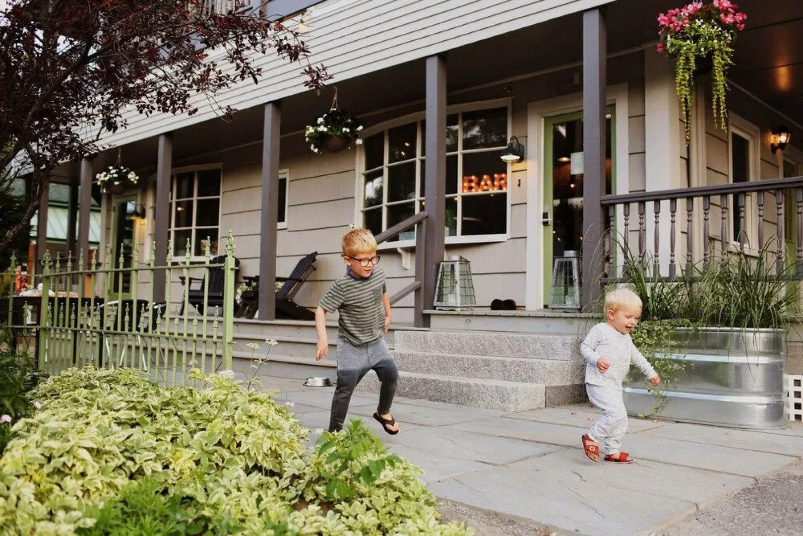 Main and Mountain Bar & Motel