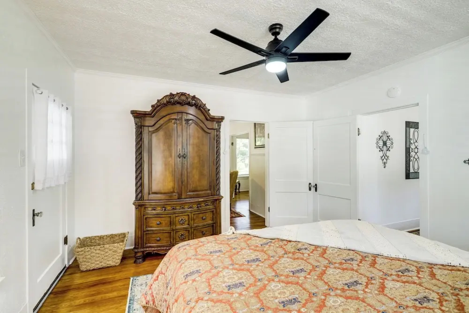 Easy Dtwn Access: Restored 1930s Brenham Retreat