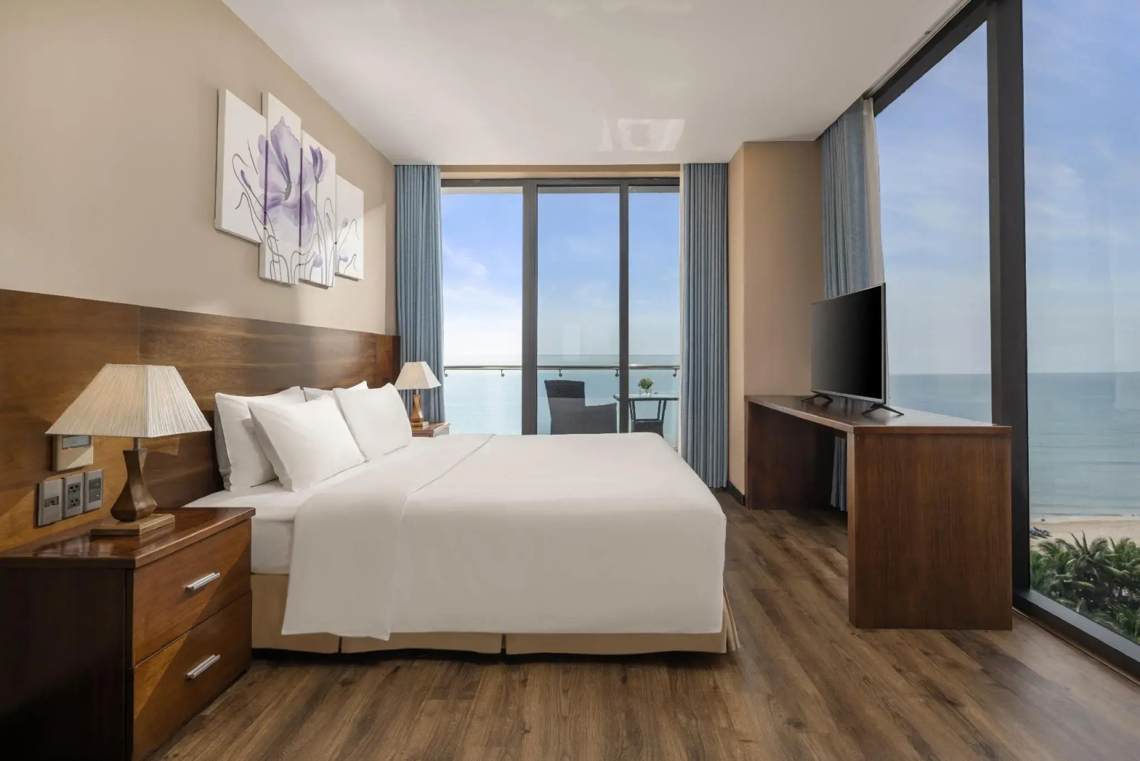 Yarra Ocean Suites Danang