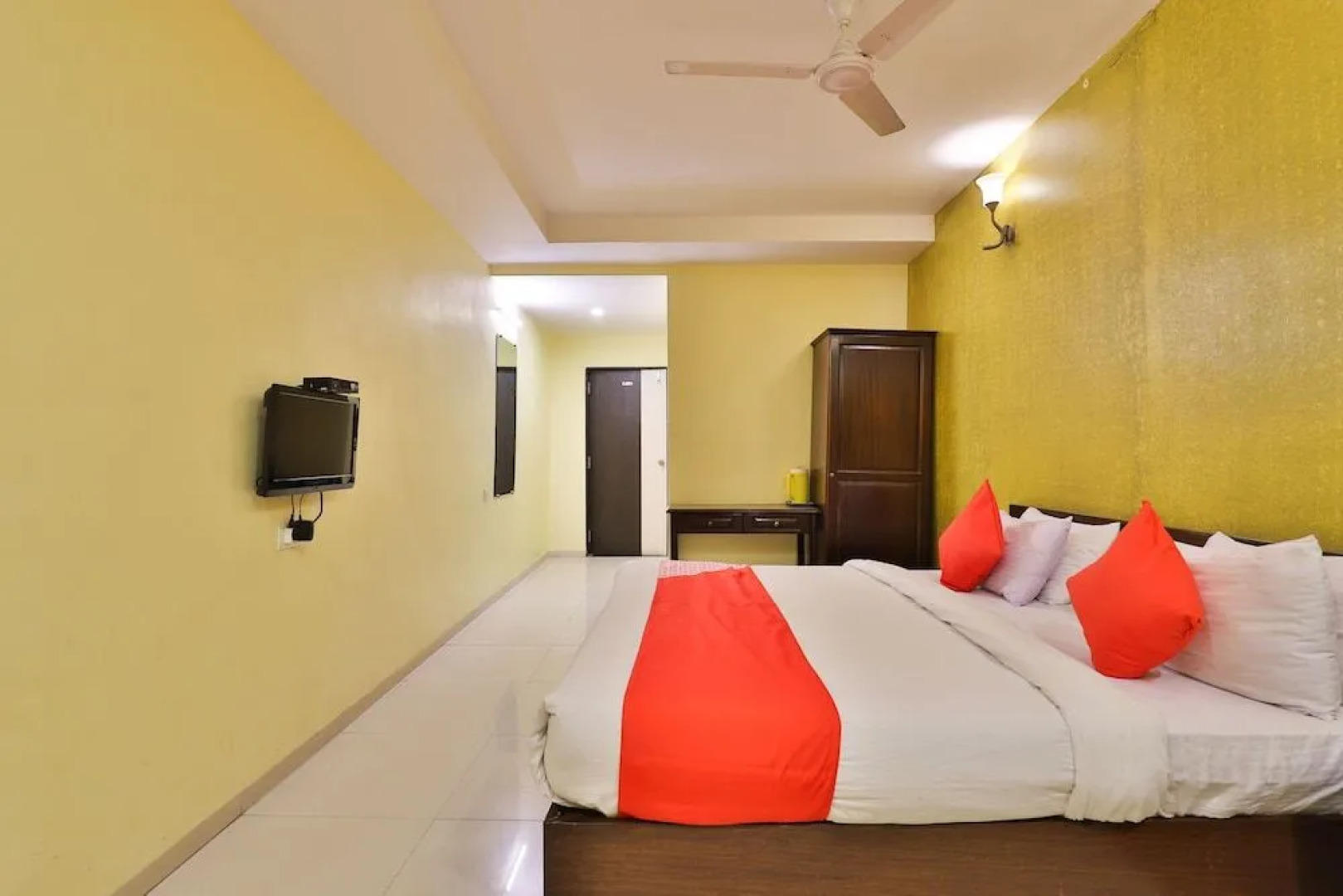 Oyo 2494 Hotel Shree Plaza
