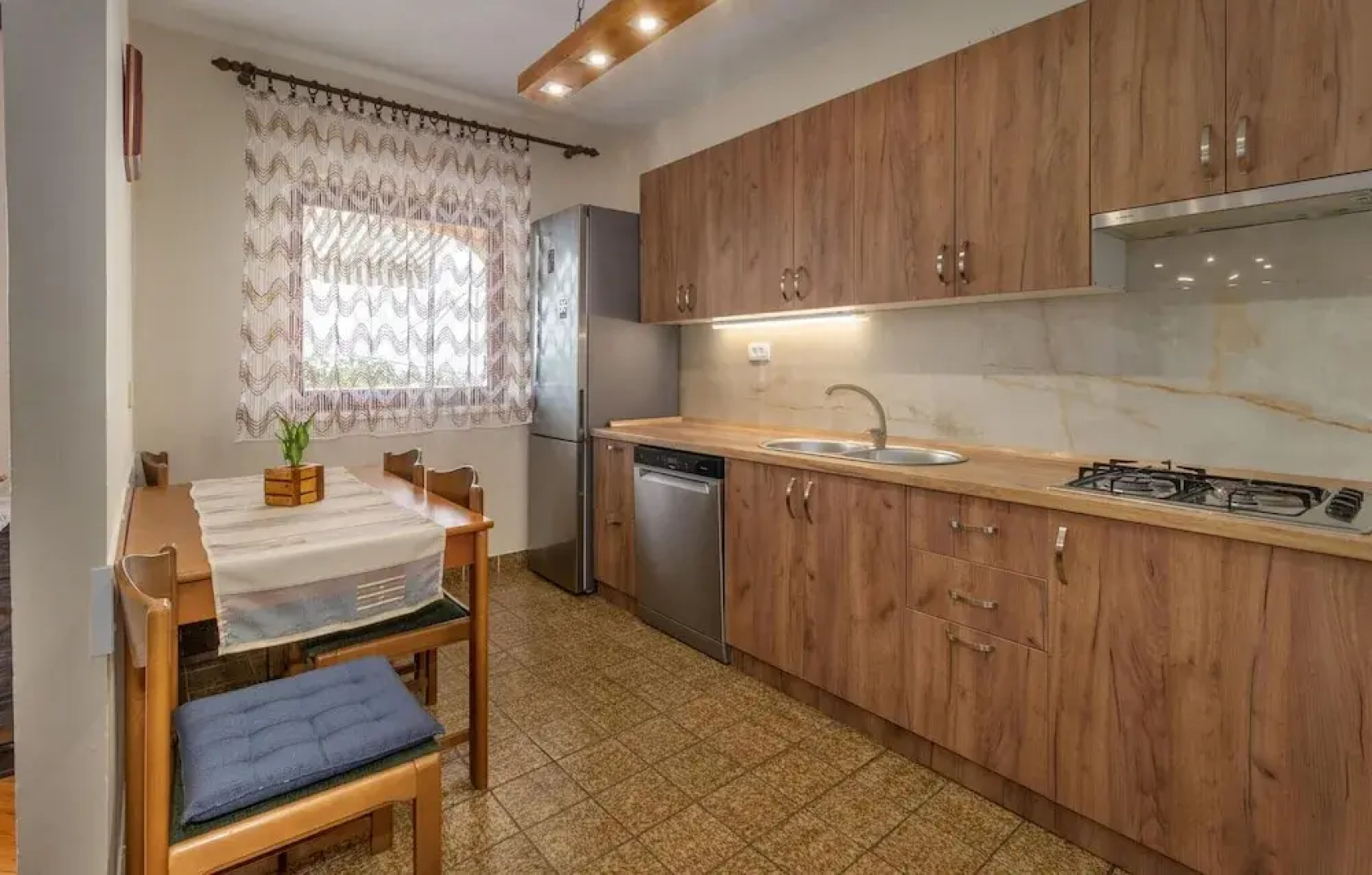 Beautiful Home in Donji Zagon With Wifi and 6 Bedrooms