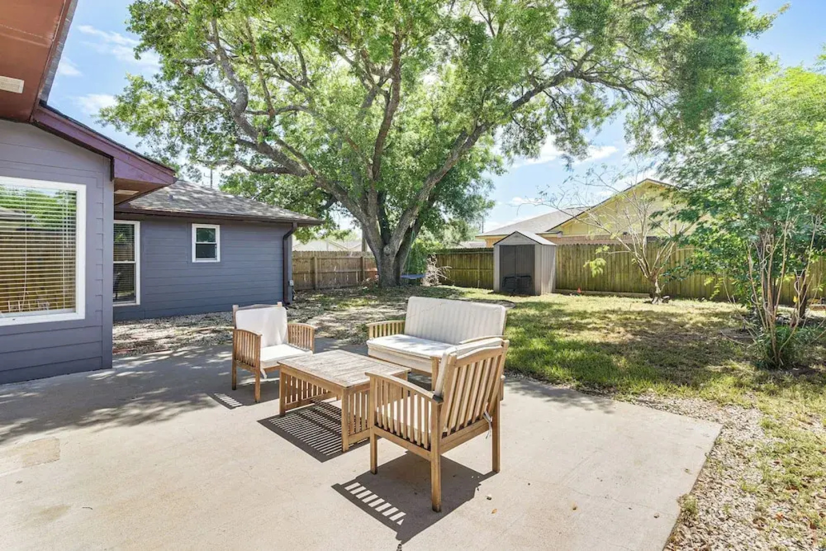 Patio, Fire Pit & Yard: Family Home in Pearland