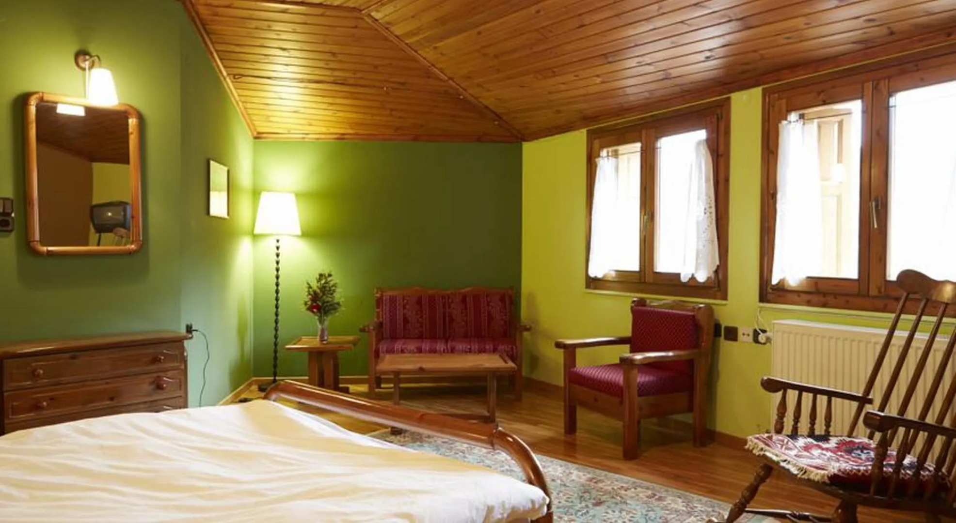 To Balcony tis Agorianis