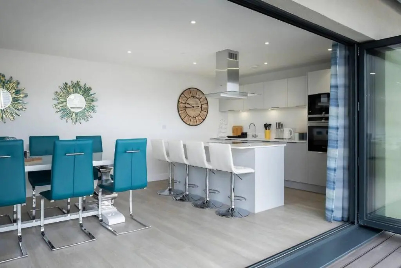 4br-8guests-balcony-beachview-pool-pets