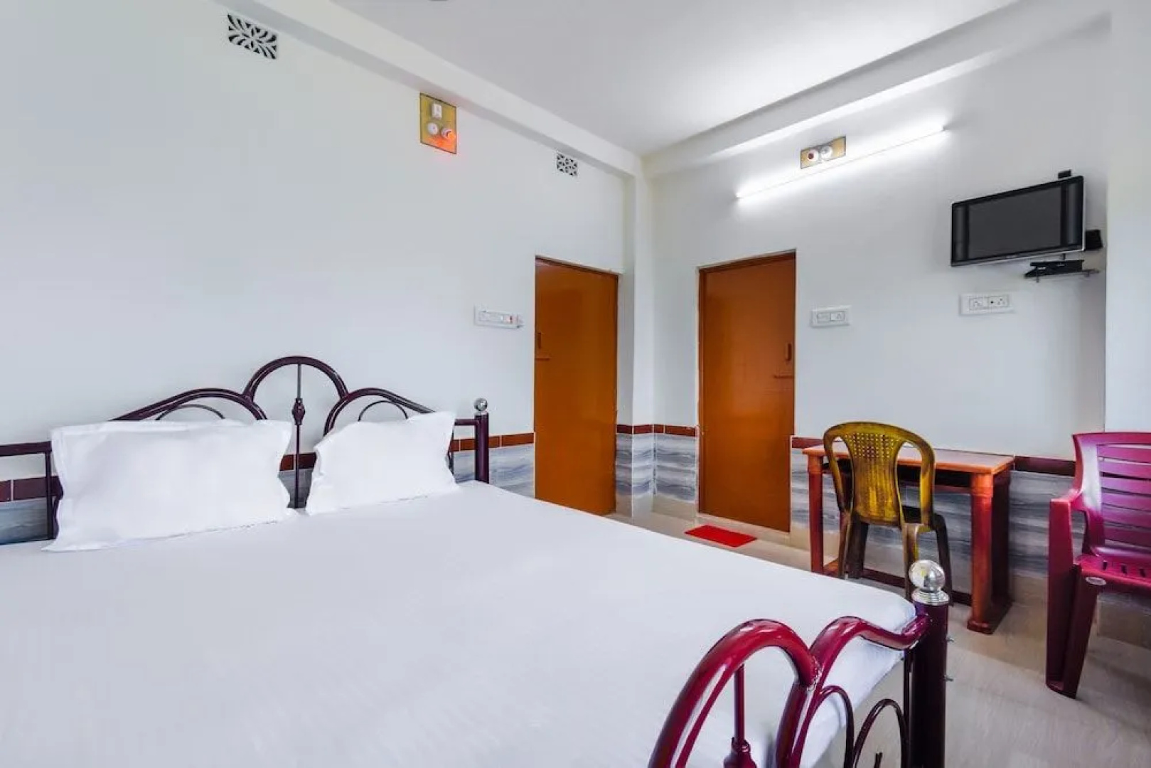 Spot on 46657 Sharav Chandra'S Hotel