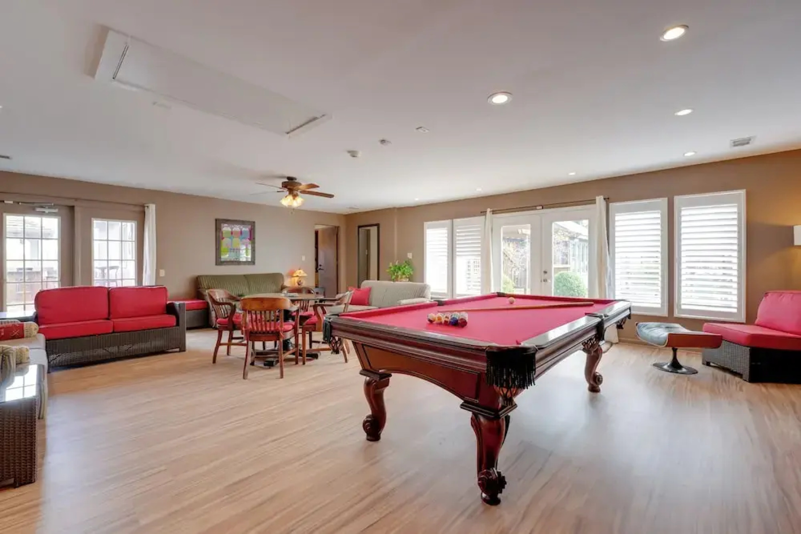 Stunning Southaven Estate: Pool & Spacious Deck!