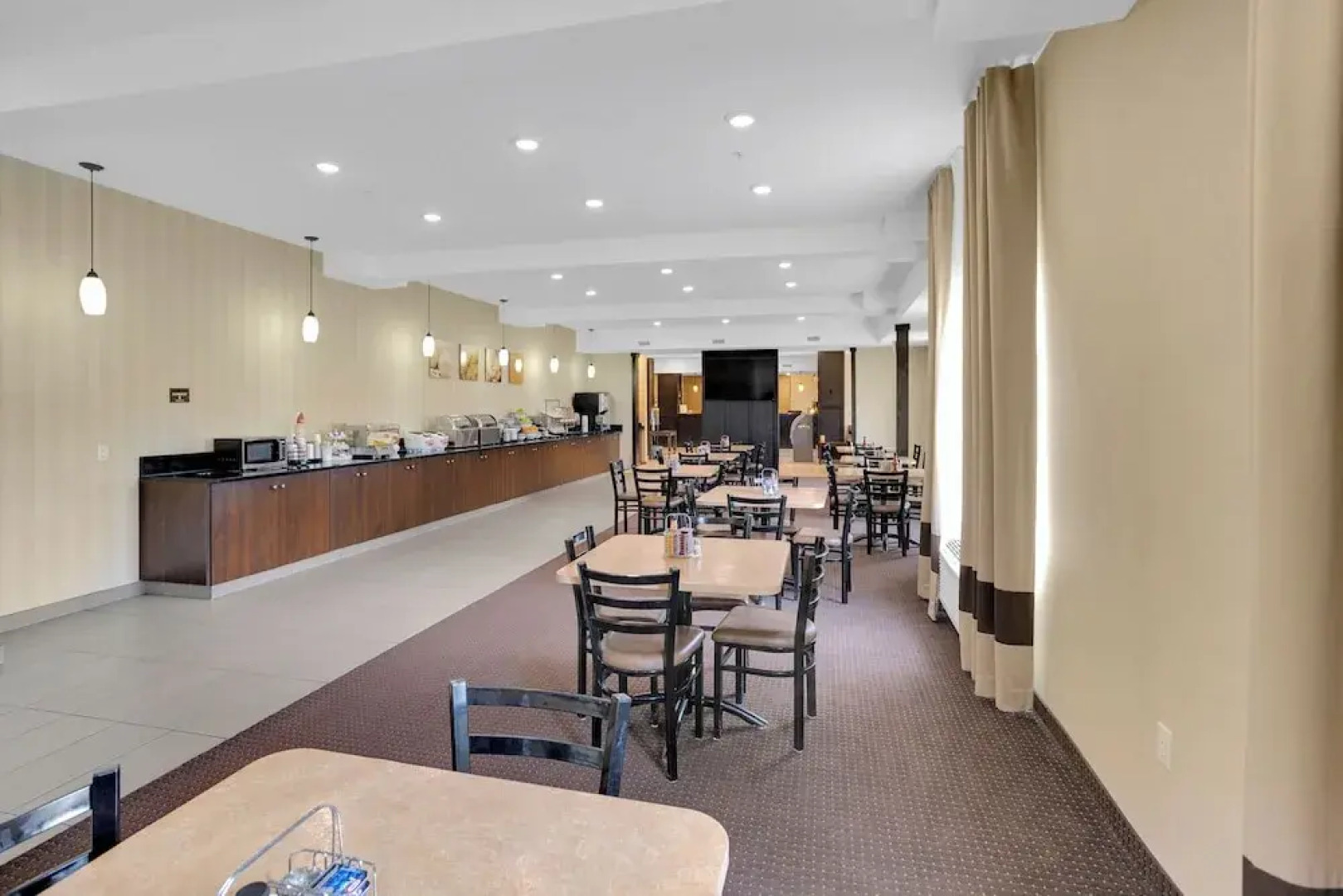 Duvernay Inn & Suites